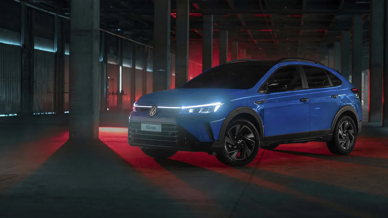Volkswagen Nivus azul en un estacionamiento con luces rojas
