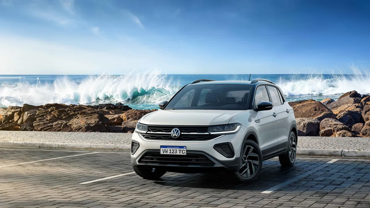 Volkswagen T-Cross blanco frente al mar