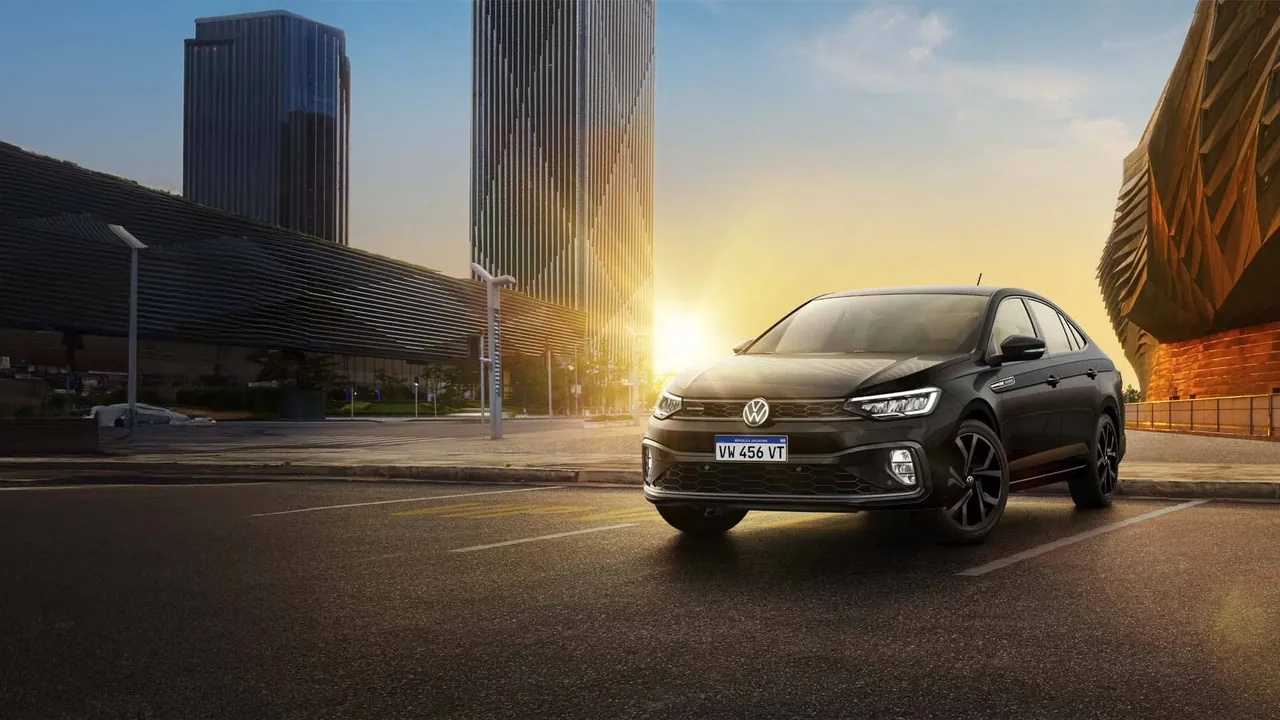 Volkswagen Virtus negro al atardecer en la ciudad